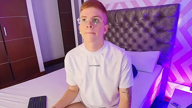 Snapshot of TommyValentine chatting on March 22, 6:11 pm TommyValentine online show from March 22, 6:11 pm