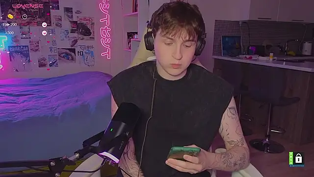 Snapshot of c-ypher chatting on March 4, 2:01 pm c-ypher online show from March 4, 2:01 pm