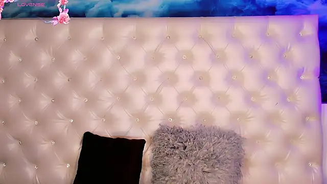 Snapshot of Valentiina_Foxx chatting on June 24, 10:14 am Valentiina Foxx online show from June 24, 10:14 am