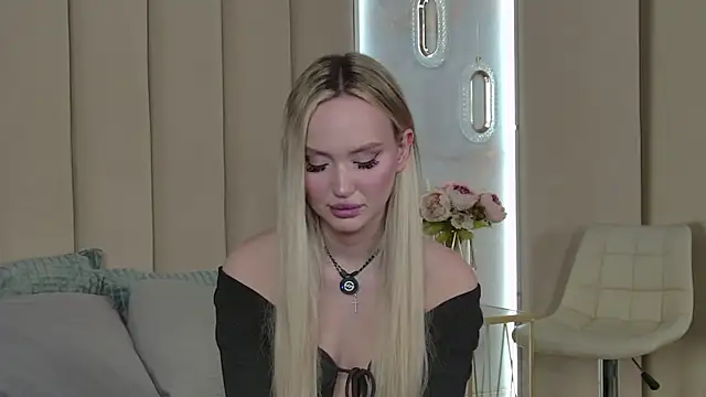 JuliaHotty  online show from April 22, 5:36 pm