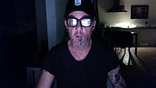 Snapshot of love_save_the_world chatting on June 30, 4:57 am love save the world online show from June 30, 4:57 am