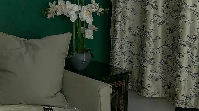 Snapshot of SkinnyNatty chatting on May 2, 3:55 am SkinnyNatty online show from May 2, 3:55 am