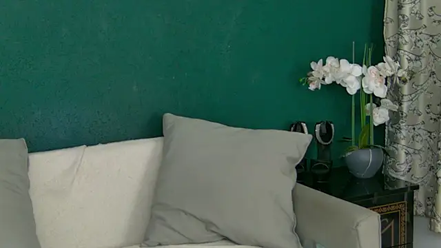 Snapshot of SkinnyNatty chatting on June 4, 3:45 am SkinnyNatty online show from June 4, 3:45 am