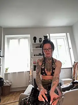 Snapshot of SkinnyLilly chatting on June 4, 9:59 am SkinnyLilly online show from June 4, 9:59 am