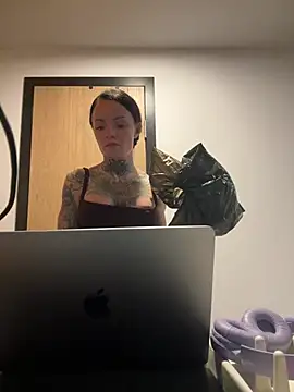 Snapshot of SkinnyLilly chatting on June 9, 7:36 pm SkinnyLilly online show from June 9, 7:36 pm