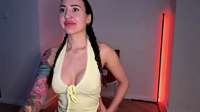 Snapshot of Lilith_Lure chatting on May 28, 4:10 am Lilith Lure online show from May 28, 4:10 am