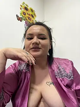 Snapshot of julietalovee chatting on March 15, 8:09 am julietalovee online show from March 15, 8:09 am