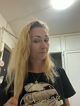 Snapshot of Secret_Ladyx chatting on July 21, 4:04 am Secret Ladyx online show from July 21, 4:04 am