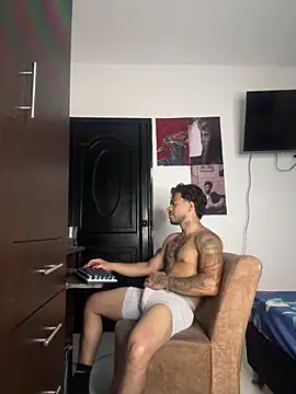 Snapshot of Kenny_romano chatting on June 15, 9:28 pm Kenny romano online show from June 15, 9:28 pm
