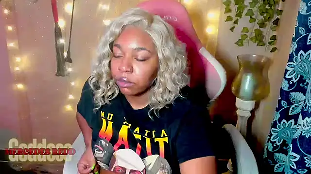 Snapshot of Goddess_MercedesRedd chatting on June 13, 1:31 pm Goddess MercedesRedd online show from June 13, 1:31 pm