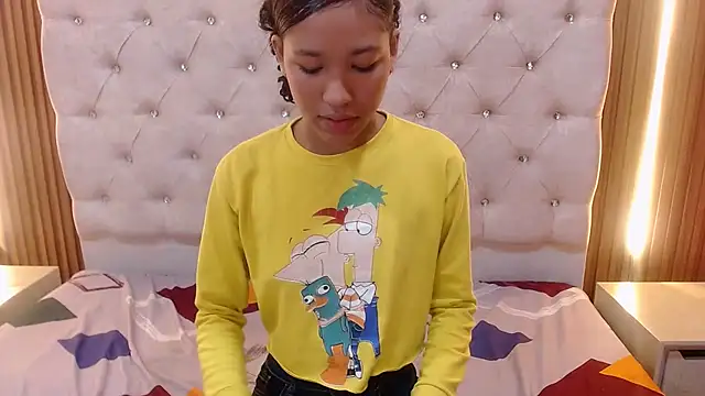 skiaracl202 online show from March 26, 4:07 am