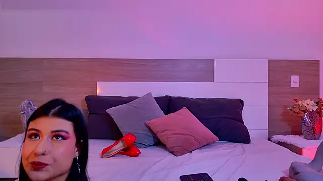 DaphneWayne online show from April 17, 7:06 pm