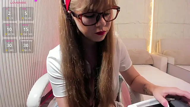 LailaCutee online show from March 6, 9:00 pm