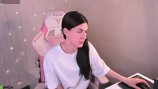 LunaRossaa online show from April 1, 12:00 am