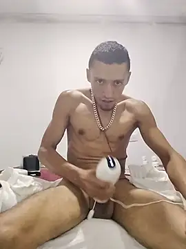 Snapshot of TuCanero23cm chatting on July 2, 3:23 am TuCanero23cm online show from July 2, 3:23 am