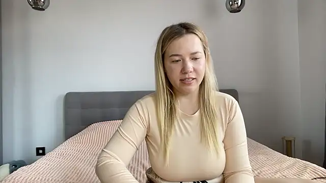 Snapshot of alyrasun chatting on June 6, 9:36 am alyrasun online show from June 6, 9:36 am