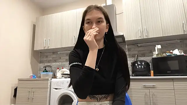 LaraDraggoo online show from March 27, 7:02 pm