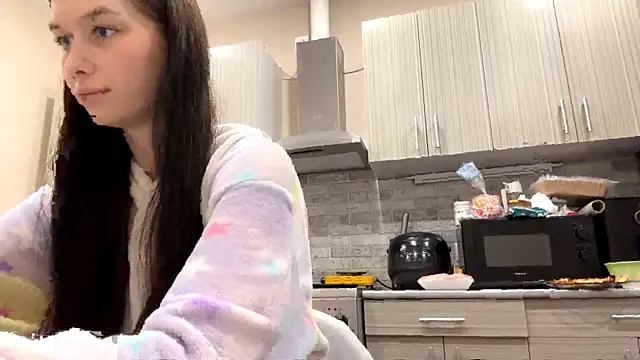 LaraDraggoo online show from March 30, 7:15 pm