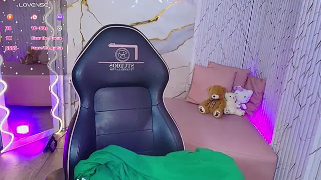 Maile Tay online show from March 27, 3:12 am