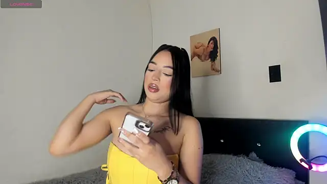 AnthonellaSweet  online show from April 28, 3:33 am