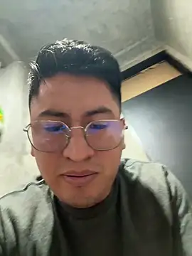 Snapshot of GoldenM95 chatting on May 4, 6:42 am GoldenM95 online show from May 4, 6:42 am
