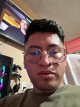 Snapshot of GoldenM95 chatting on May 19, 2:51 am GoldenM95 online show from May 19, 2:51 am