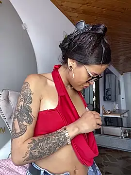 Cloe pink1 online show from March 25, 1:50 pm