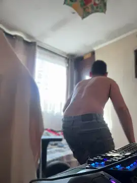 Cr1sXPorn online show from April 24, 8:11 pm