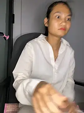 -Lilyn- online show from April 4, 6:16 pm