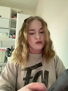 Snapshot of AuroraVale chatting on March 15, 6:36 pm AuroraVale online show from March 15, 6:36 pm