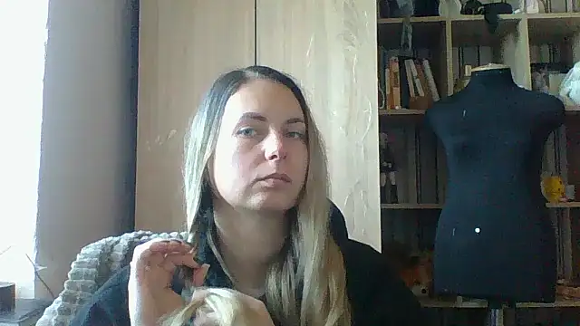 Snapshot of Mollie365 chatting on March 9, 11:03 am Mollie365 online show from March 9, 11:03 am