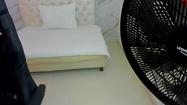 Snapshot of Sofia_echeverri chatting on April 18, 12:31 pm Sofia echeverri online show from April 18, 12:31 pm
