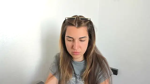 summmmersky1 online show from April 19, 1:21 pm