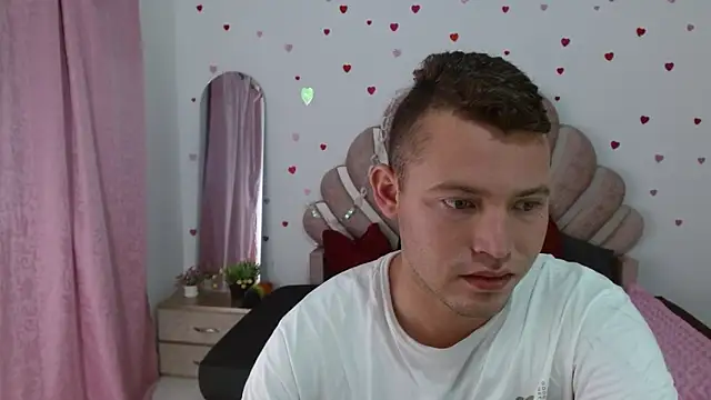 Snapshot of sven_fox723 chatting on May 15, 1:07 pm sven fox723 online show from May 15, 1:07 pm