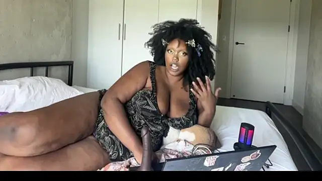 Snapshot of juicy_janet chatting on July 23, 5:44 pm juicy janet online show from July 23, 5:44 pm