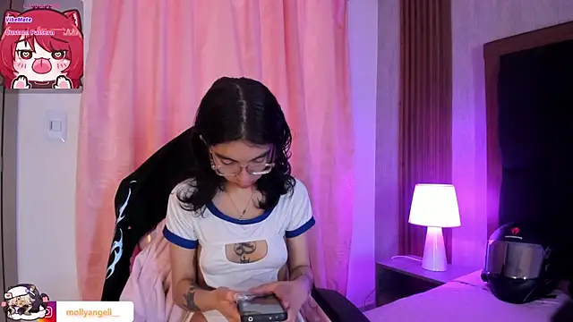 Snapshot of Molly_A chatting on April 9, 2:33 pm Molly A online show from April 9, 2:33 pm