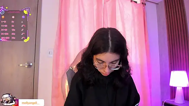 Snapshot of Molly_A chatting on April 18, 4:55 pm Molly A online show from April 18, 4:55 pm