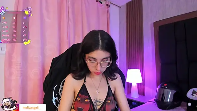 Snapshot of Molly_A chatting on April 18, 7:58 pm Molly A online show from April 18, 7:58 pm