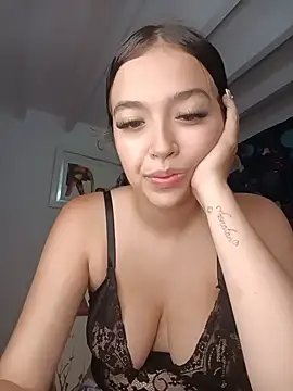 Snapshot of Kitty_Loveee chatting on June 2, 11:40 pm Kitty Loveee online show from June 2, 11:40 pm