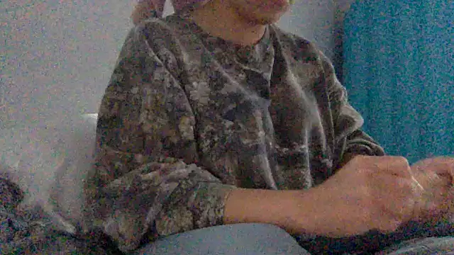 Snapshot of mxmxee chatting on April 29, 3:27 pm mxmxee online show from April 29, 3:27 pm