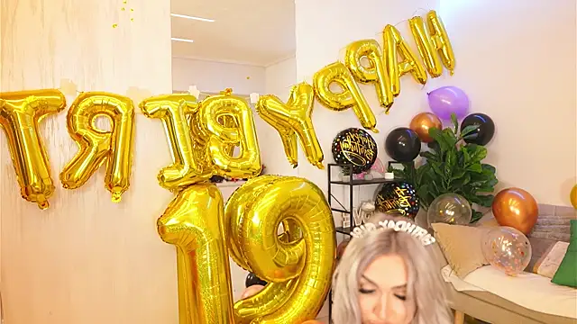 ArianaXO  online show from April 22, 8:17 am