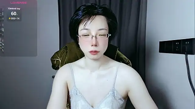 Snapshot of lin_lin_520_520 chatting on May 18, 4:02 pm lin lin 520 520 online show from May 18, 4:02 pm