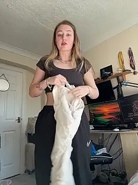 Ameliaxoxoo online show from May 1, 4:11 pm