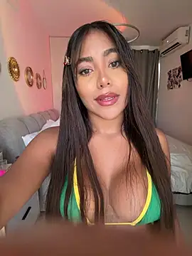Snapshot of SaraValentina11 chatting on April 1, 6:05 pm SaraValentina11 online show from April 1, 6:05 pm