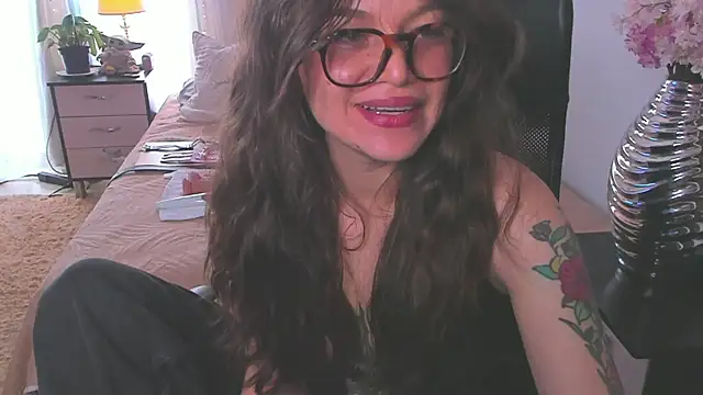 Snapshot of Tallulah_Kinky chatting on April 16, 5:36 pm Tallulah Kinky online show from April 16, 5:36 pm