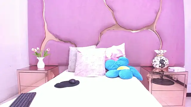 LaurendPink online show from March 26, 2:33 pm