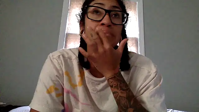 Snapshot of LatinaLoka chatting on March 21, 1:58 pm LatinaLoka online show from March 21, 1:58 pm