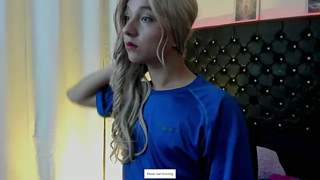 Snapshot of BellaRoge chatting on June 13, 5:27 am BellaRoge online show from June 13, 5:27 am