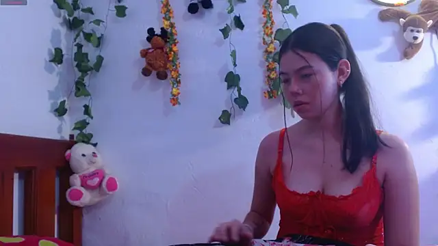 Snapshot of Draculaura_X chatting on April 22, 11:50 pm Draculaura X online show from April 22, 11:50 pm