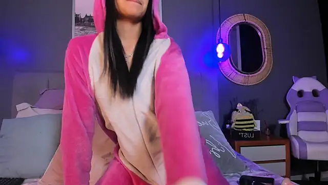 Violettaa Stone online show from April 13, 11:59 am